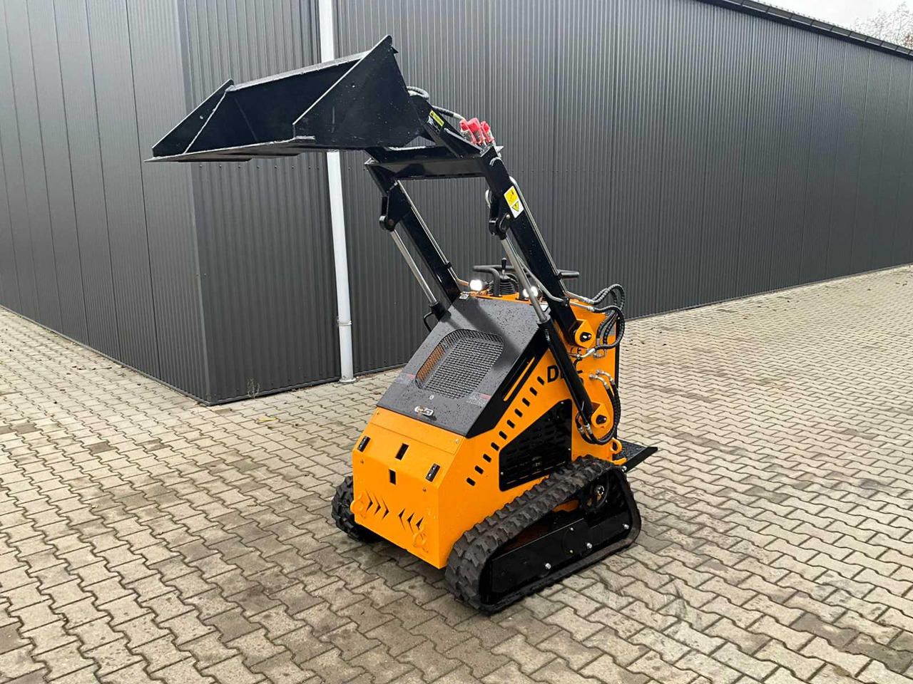 DPC HT-320 - Мини-погрузчик с бортовым поворотом: фото 3 DPC HT-320 - Мини-погрузчик с бортовым поворотом: фото 3
