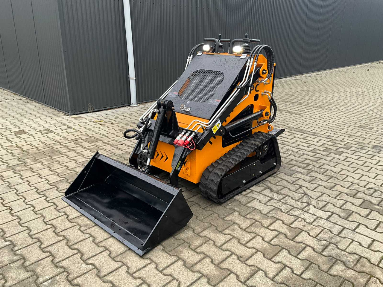 DPC HT-320 - Мини-погрузчик с бортовым поворотом: фото 1 DPC HT-320 - Мини-погрузчик с бортовым поворотом: фото 1