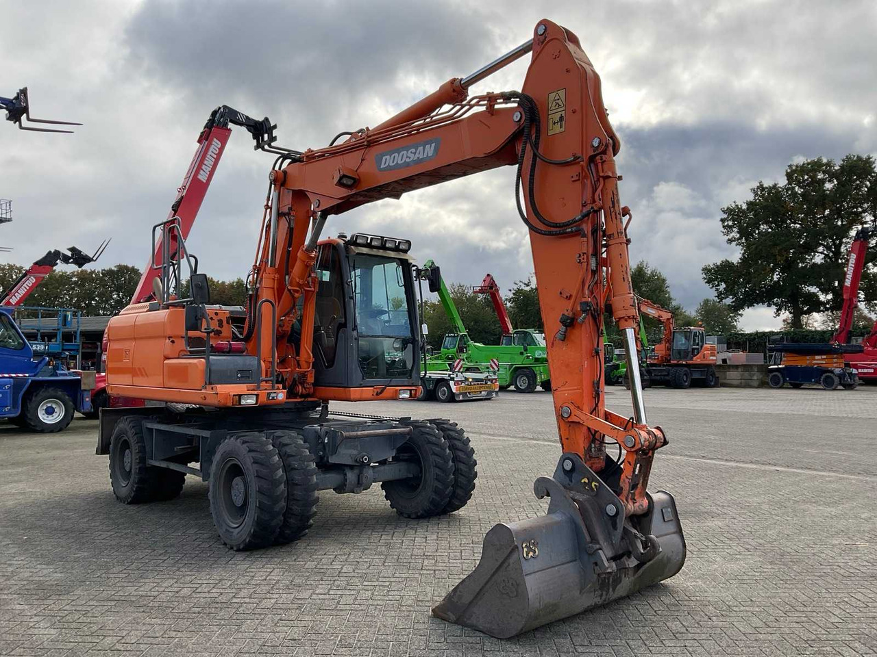 Doosan DX140W-3 - Колёсный экскаватор: фото 4 Doosan DX140W-3 - Колёсный экскаватор: фото 4
