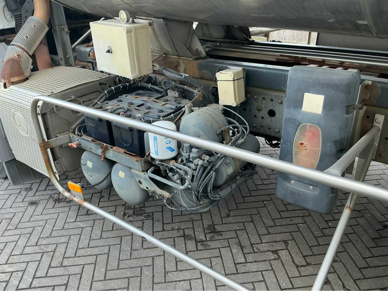 Грузовик 2007 MERCEDES-BENZ 2544 TANKER: фото 12