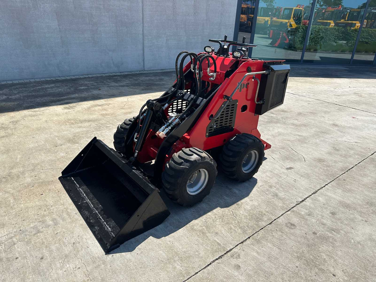 JPC HT320 - Мини-погрузчик с бортовым поворотом: фото 1 JPC HT320 - Мини-погрузчик с бортовым поворотом: фото 1