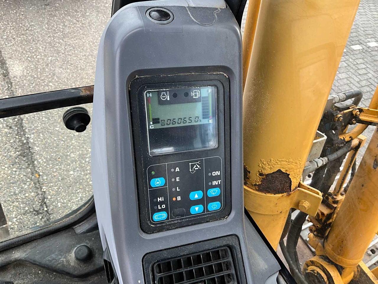 Гусеничный экскаватор Komatsu PC130-7: фото 34