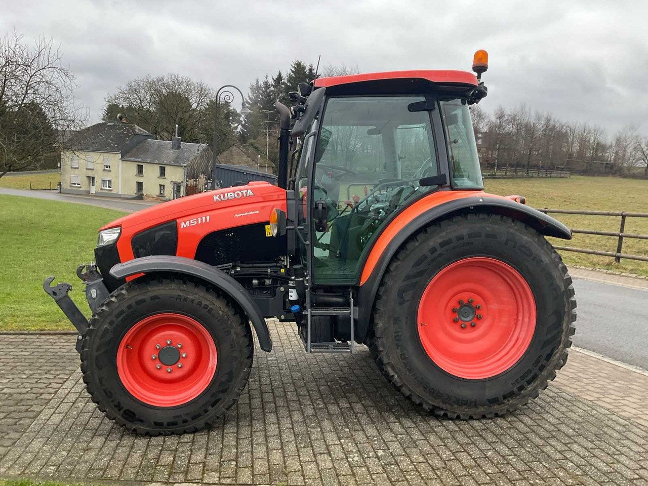 Kubota 2020 KUBOTA M5111 FOUR WHEEL DRIVE FARM TRACTOR - Трактор: фото 2 Kubota 2020 KUBOTA M5111 FOUR WHEEL DRIVE FARM TRACTOR - Трактор: фото 2