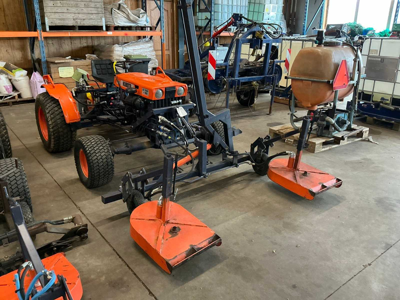 Kubota B7000 4WD - Минитрактор: фото 1 Kubota B7000 4WD - Минитрактор: фото 1