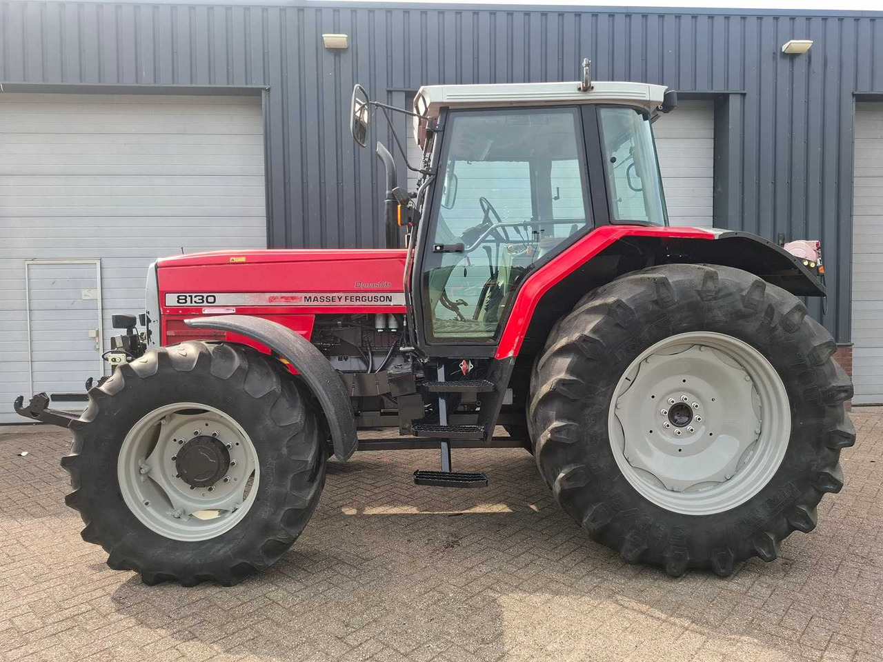 Massey Ferguson 8130 Dynashift - Трактор: фото 3 Massey Ferguson 8130 Dynashift - Трактор: фото 3