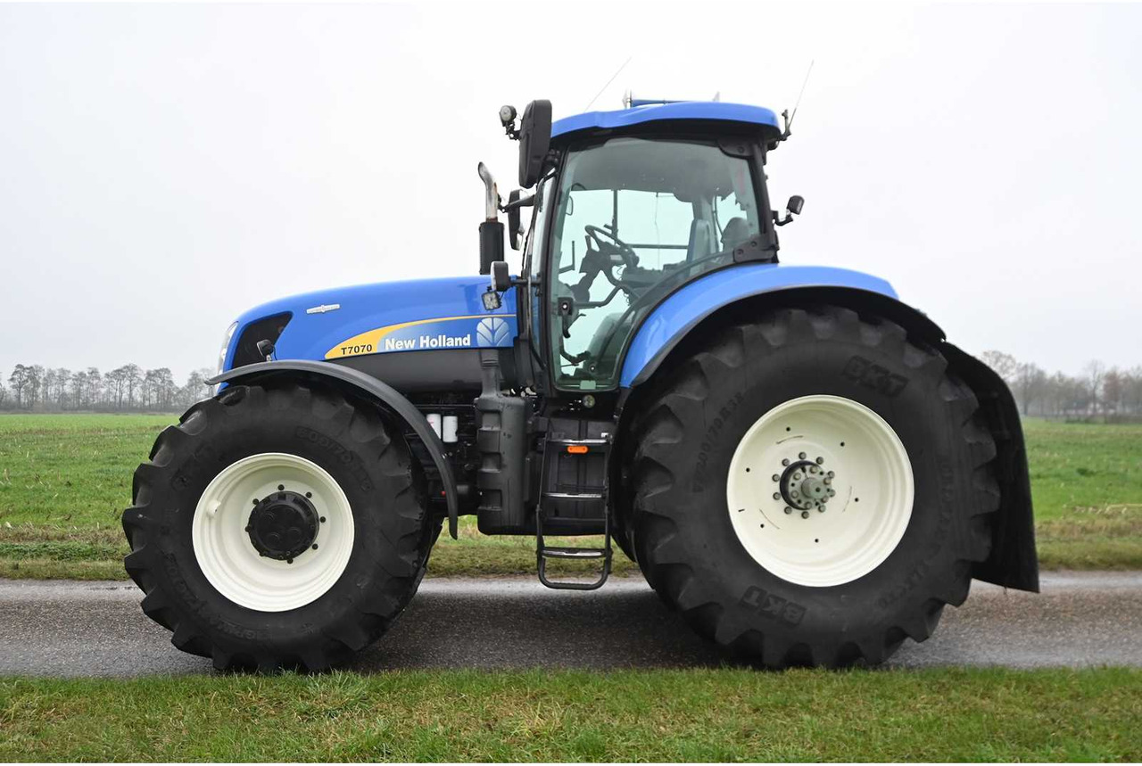 NEW HOLLAND - 2011 - T7070 - ALL-WHEEL DRIVE FARM TRACTOR - Трактор: фото 3 NEW HOLLAND - 2011 - T7070 - ALL-WHEEL DRIVE FARM TRACTOR - Трактор: фото 3