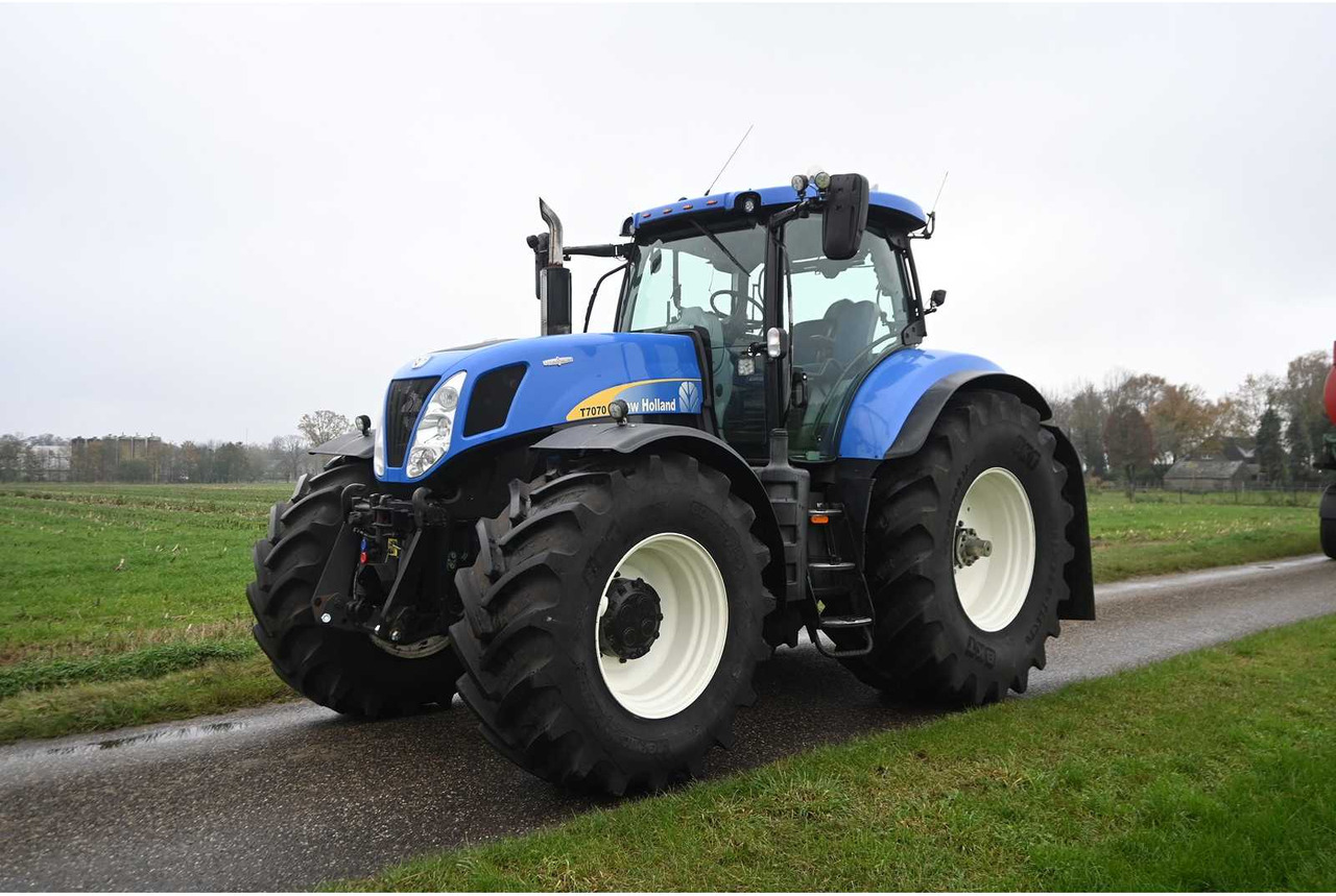 NEW HOLLAND - 2011 - T7070 - ALL-WHEEL DRIVE FARM TRACTOR - Трактор: фото 1 NEW HOLLAND - 2011 - T7070 - ALL-WHEEL DRIVE FARM TRACTOR - Трактор: фото 1