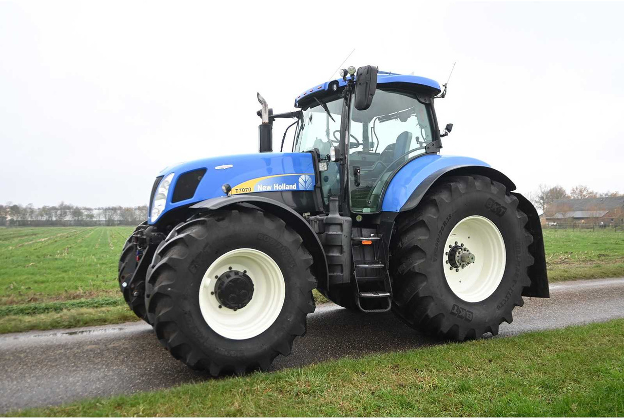 NEW HOLLAND - 2011 - T7070 - ALL-WHEEL DRIVE FARM TRACTOR - Трактор: фото 2 NEW HOLLAND - 2011 - T7070 - ALL-WHEEL DRIVE FARM TRACTOR - Трактор: фото 2