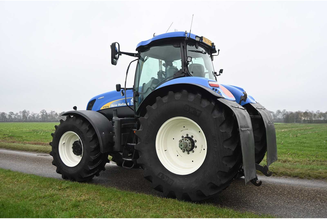 NEW HOLLAND - 2011 - T7070 - ALL-WHEEL DRIVE FARM TRACTOR - Трактор: фото 4 NEW HOLLAND - 2011 - T7070 - ALL-WHEEL DRIVE FARM TRACTOR - Трактор: фото 4