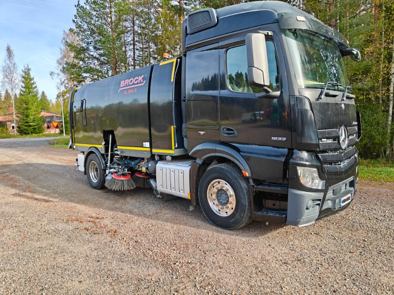 Brock SL280/2 MB Actros 1833 - Подметально-уборочная машина: фото 1 Brock SL280/2 MB Actros 1833 - Подметально-уборочная машина: фото 1