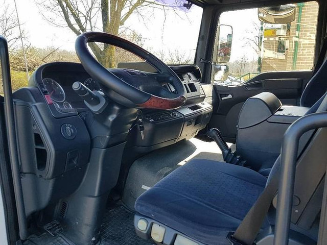 Фото интерьера 1: Грузовик с закрытым кузовом MAN TGL 12.210 4x2 BL Фото интерьера 1: Грузовик с закрытым кузовом MAN TGL 12.210 4x2 BL