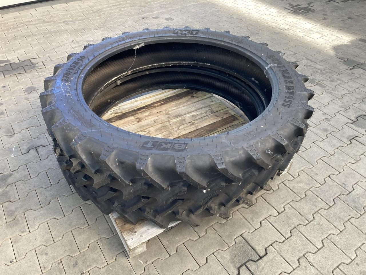 BKT 270/95R46 - Шина для Сельскохозяйственной техники: фото 1 BKT 270/95R46 - Шина для Сельскохозяйственной техники: фото 1