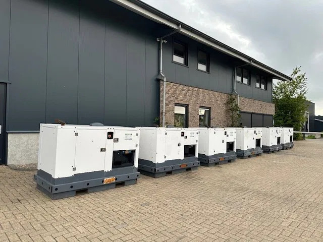 Iveco FPT F32 AM1A Leroy Somer 32 kVA Silent generatorset .... hours ! - Электрогенератор: фото 2 Iveco FPT F32 AM1A Leroy Somer 32 kVA Silent generatorset .... hours ! - Электрогенератор: фото 2