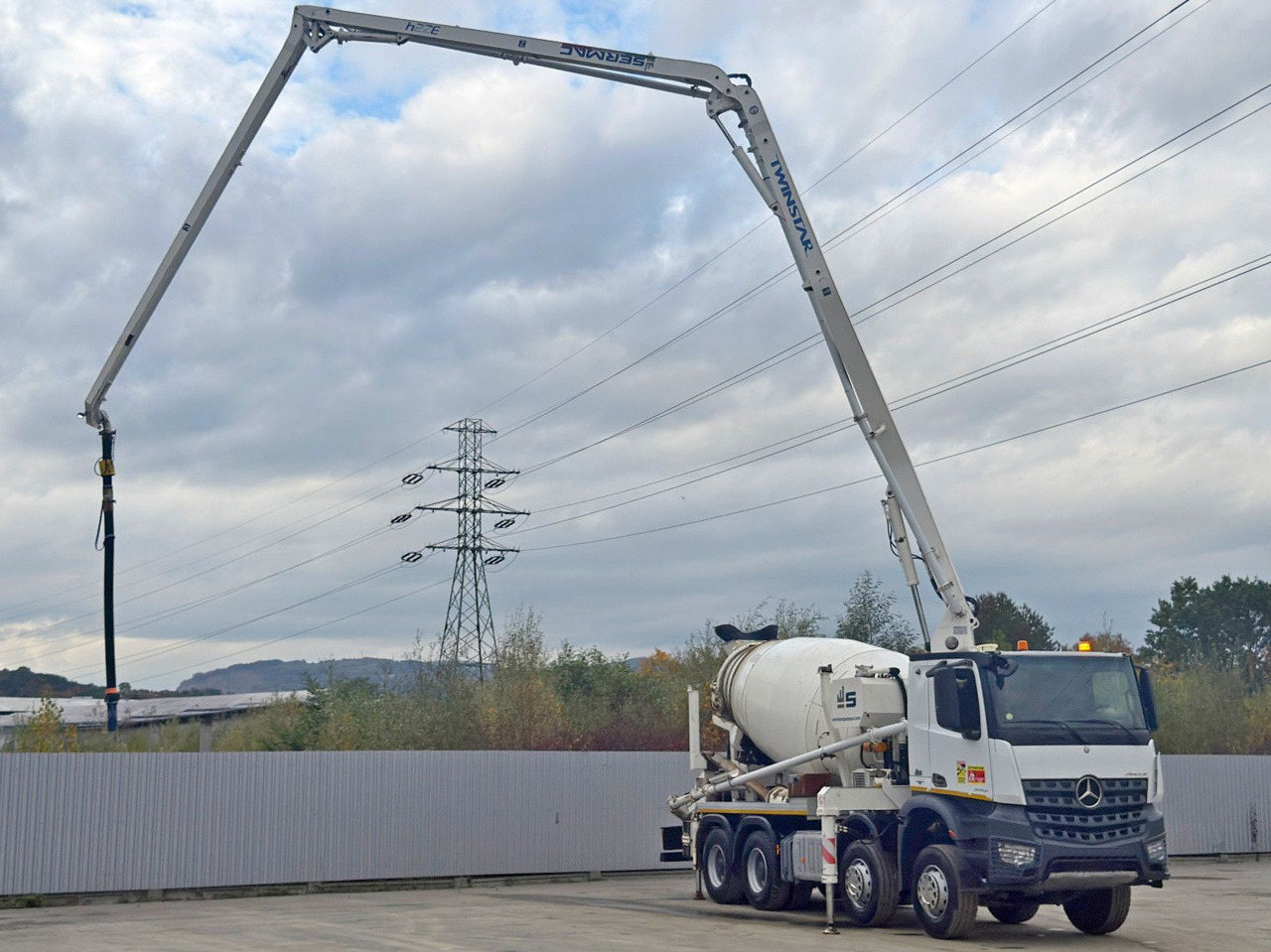 Mercedes-Benz AROCS 3743 * Betonpumpe + FUNK * 8x4 * TOP - Автобетононасос: фото 3 Mercedes-Benz AROCS 3743 * Betonpumpe + FUNK * 8x4 * TOP - Автобетононасос: фото 3