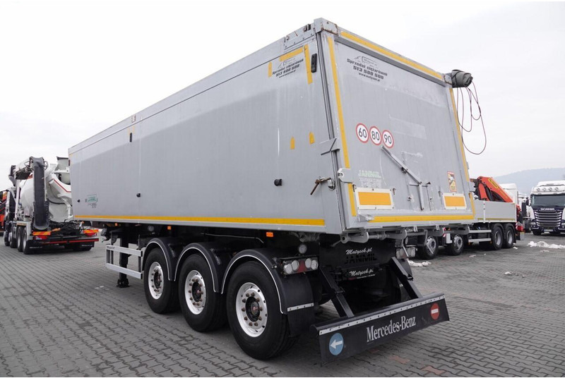 Janmil WYWROTKA / 42 m3 / TYŁ KLAPA / SAF / OŚ PODNOSZONA / ALUFELGI / - Самосвальный полуприцеп: фото 3 Janmil WYWROTKA / 42 m3 / TYŁ KLAPA / SAF / OŚ PODNOSZONA / ALUFELGI / - Самосвальный полуприцеп: фото 3