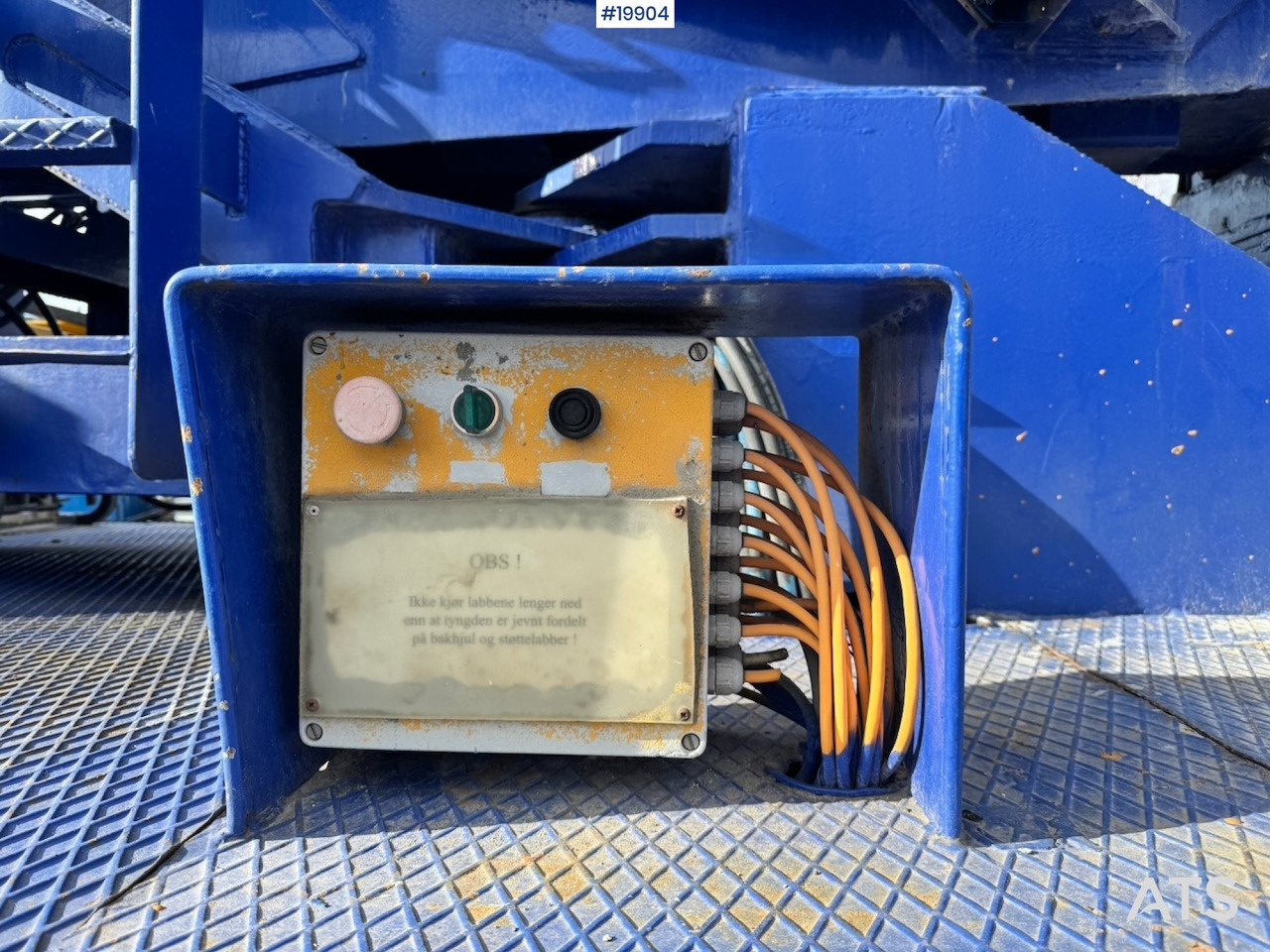 Грузовик с подъемником Scania P114: фото 18