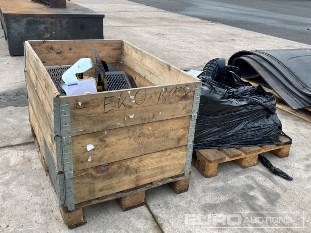 Pallet of Filter Housing, Pipe Work, Radiator to suit CAT (2 of) - Запчасти для Строительной техники: фото 4 Pallet of Filter Housing, Pipe Work, Radiator to suit CAT (2 of) - Запчасти для Строительной техники: фото 4