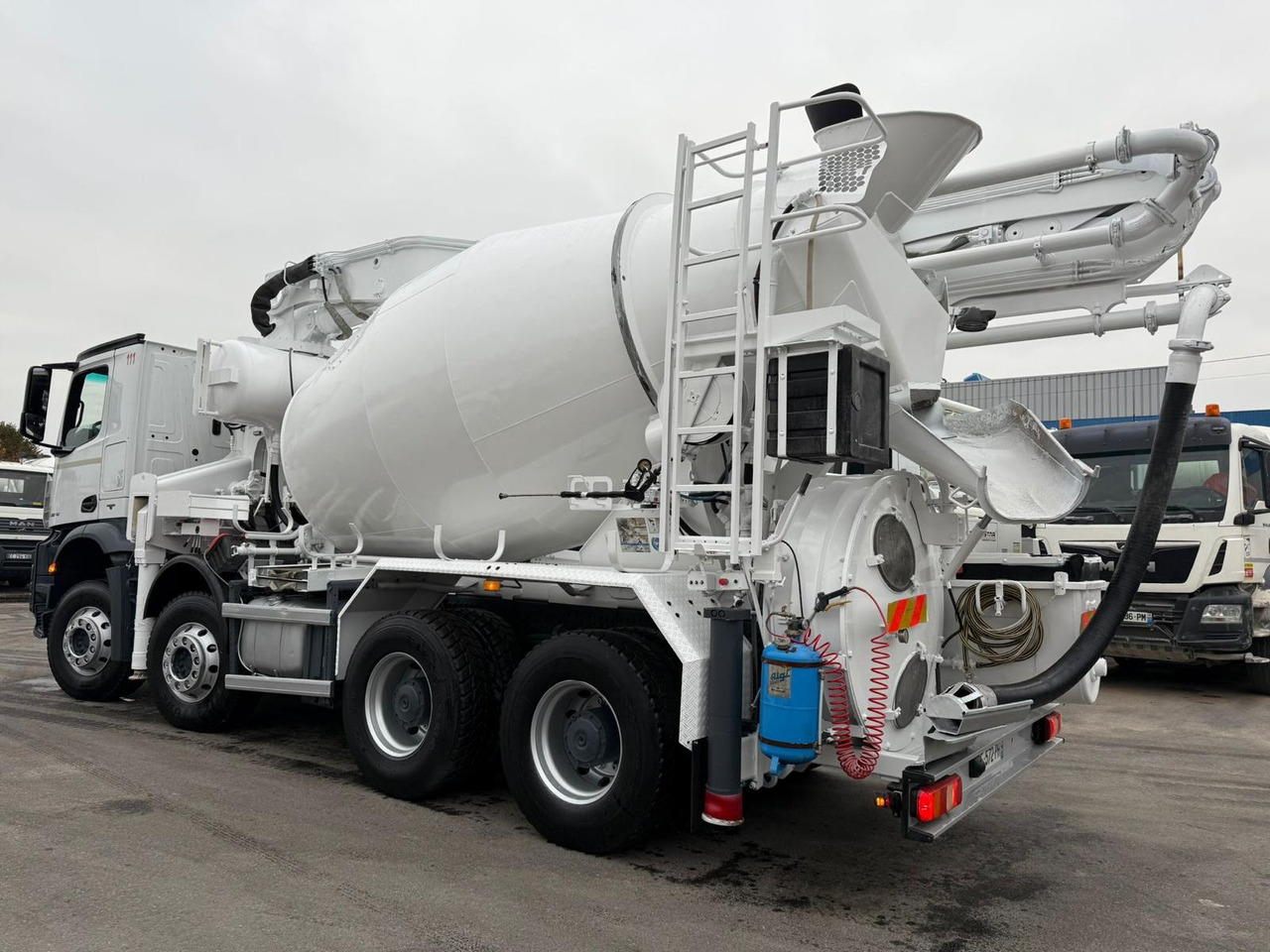 Camion mixo-pompe Arocs 3240 EE-572-PH - Автобетононасос: фото 4 Camion mixo-pompe Arocs 3240 EE-572-PH - Автобетононасос: фото 4
