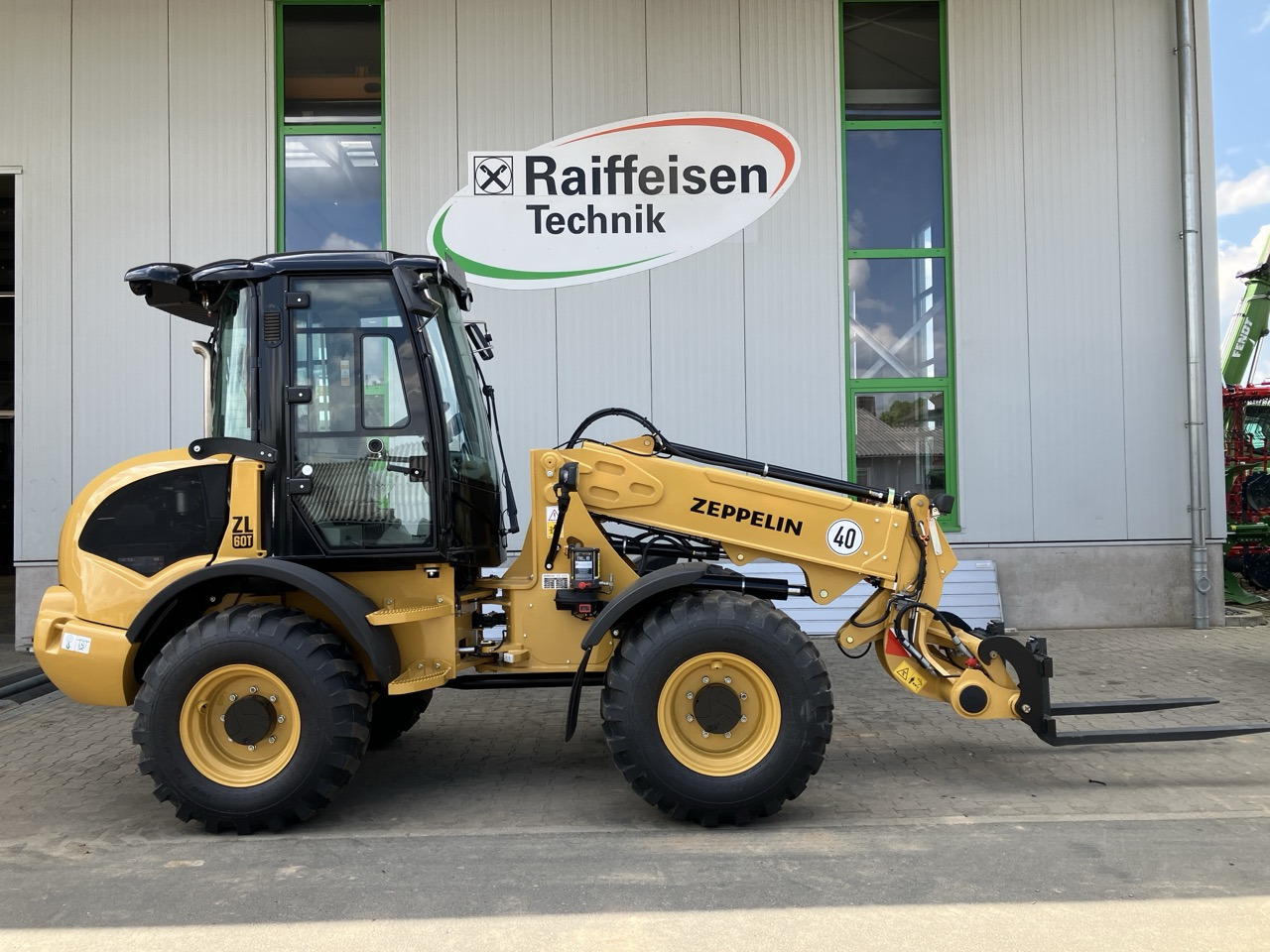 Новый Телескопический фронтальный погрузчик Caterpillar Zeppelin ZL60T: фото 1