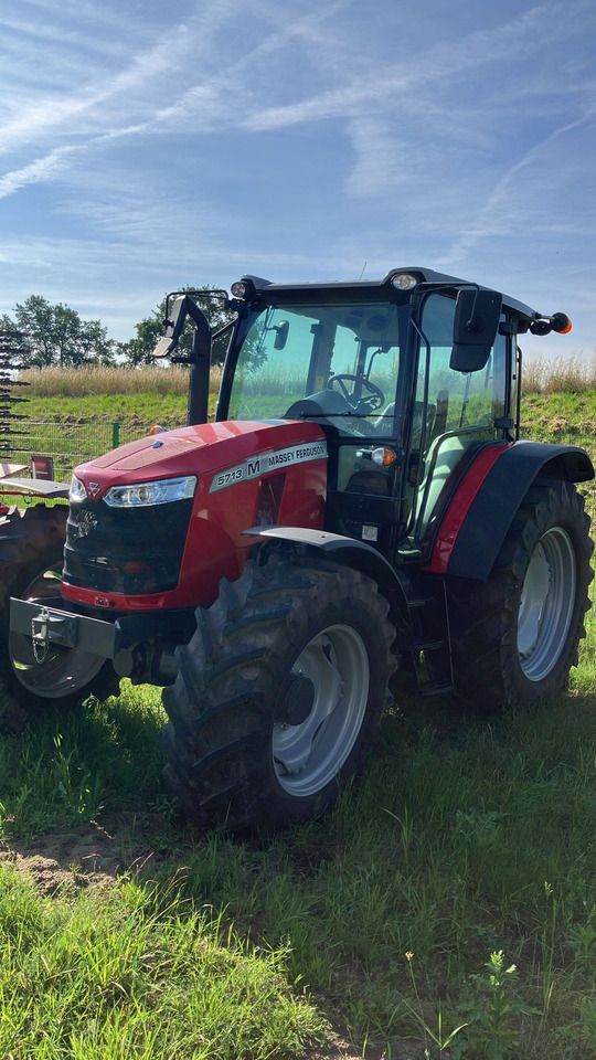 Massey Ferguson 5713M 4WD Cab Essential - Трактор: фото 1 Massey Ferguson 5713M 4WD Cab Essential - Трактор: фото 1