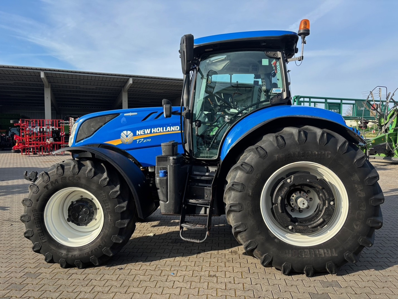 New Holland T 7.270 AC - Трактор: фото 1 New Holland T 7.270 AC - Трактор: фото 1