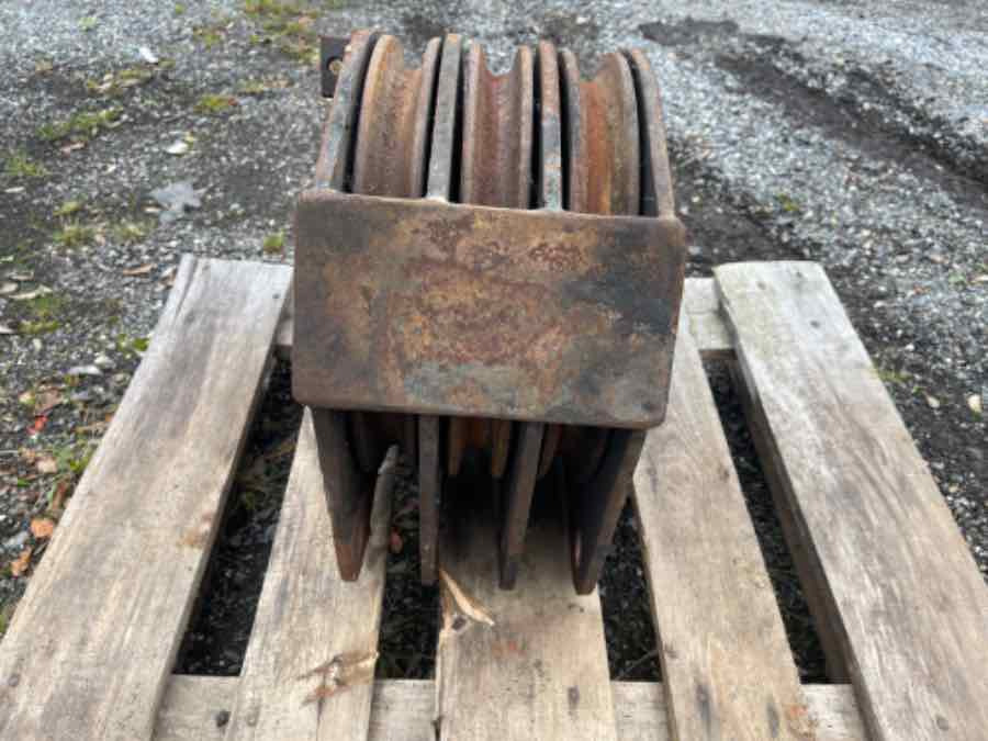 TRIPLE SHEAVE PULLEY BLOCK - Навесное оборудование для Строительной техники: фото 1 TRIPLE SHEAVE PULLEY BLOCK - Навесное оборудование для Строительной техники: фото 1