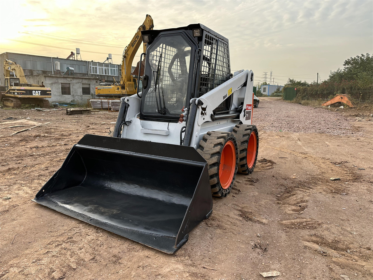 BOBCAT S300 - Мини-погрузчик с бортовым поворотом: фото 2 BOBCAT S300 - Мини-погрузчик с бортовым поворотом: фото 2