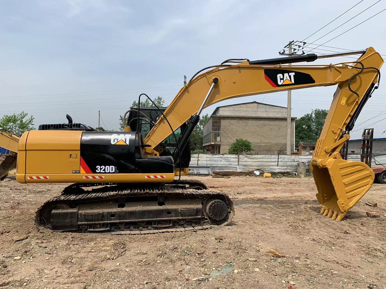 CATERPILLAR 320DL - Гусеничный экскаватор: фото 1 CATERPILLAR 320DL - Гусеничный экскаватор: фото 1