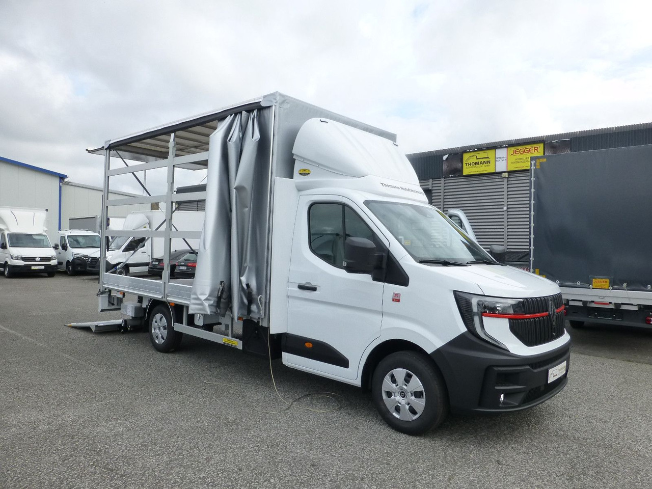 Renault NEW Master Pritsche Plane BÄR Ladebordwand - Тентованный фургон: фото 1 Renault NEW Master Pritsche Plane BÄR Ladebordwand - Тентованный фургон: фото 1