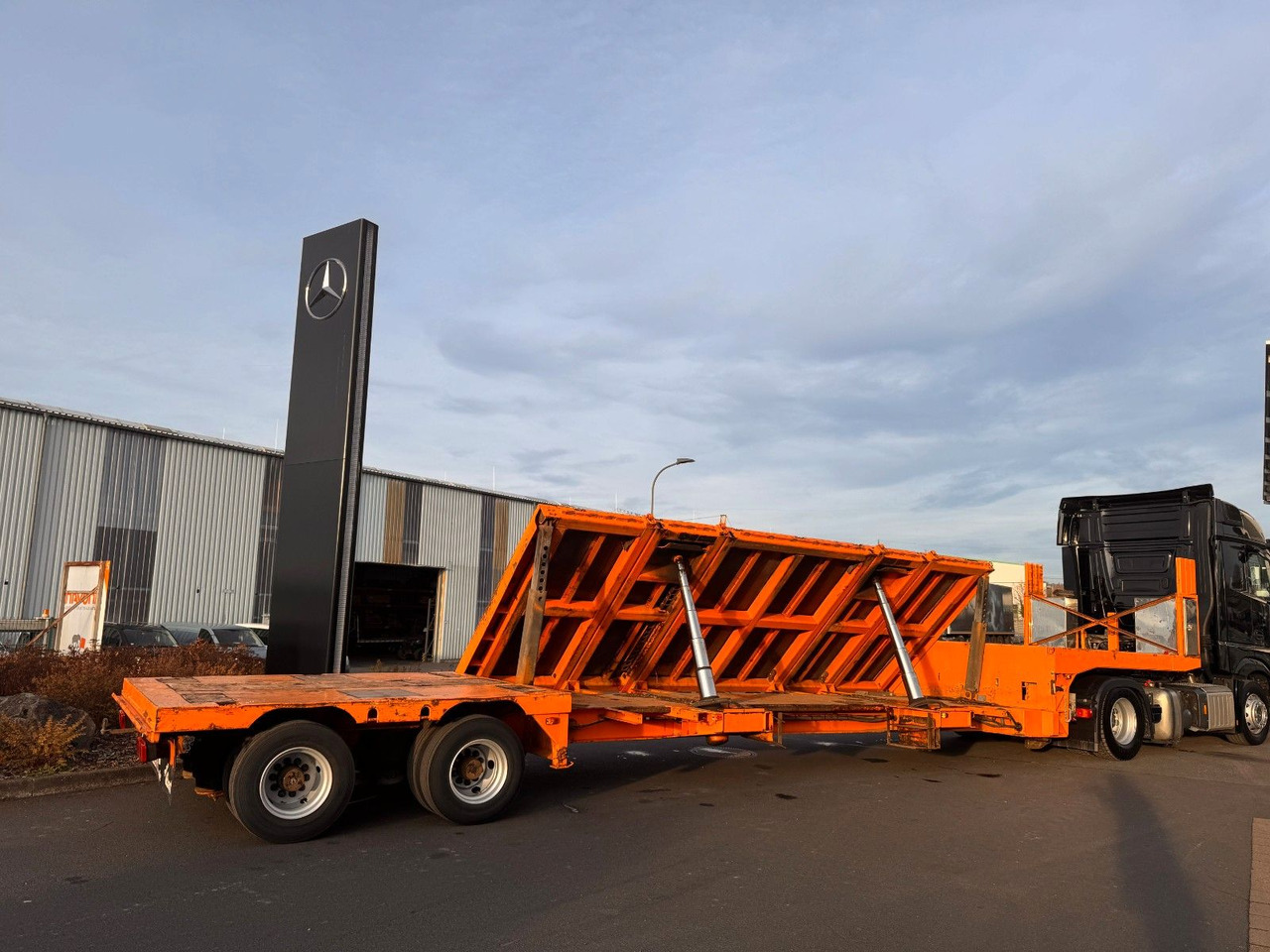 Dinkel DSAFA 36000 Schräglader/Tieflader 2x Lenkachse - Низкорамный полуприцеп: фото 1 Dinkel DSAFA 36000 Schräglader/Tieflader 2x Lenkachse - Низкорамный полуприцеп: фото 1