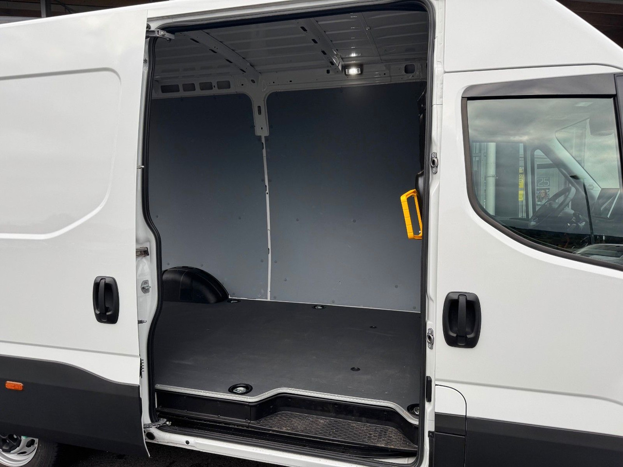 Цельнометаллический фургон Iveco Daily 35S16 A8 *R3.520mm*Automatik*AHK*ACC*: фото 10