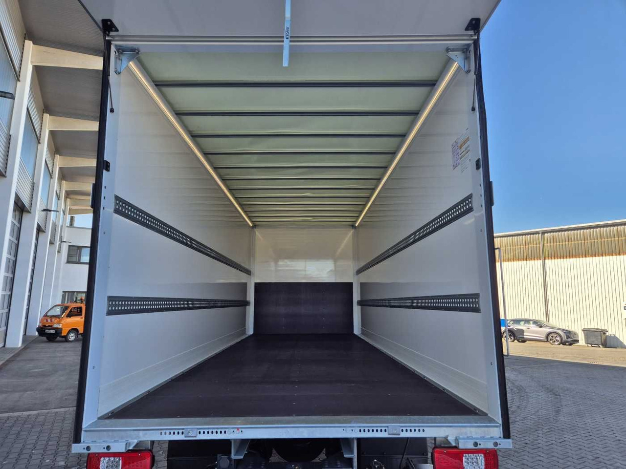 Грузовик с закрытым кузовом Iveco S-Way AD190S40/P Junge AHK LBW 2.000kg: фото 11 Грузовик с закрытым кузовом Iveco S-Way AD190S40/P Junge AHK LBW 2.000kg: фото 11