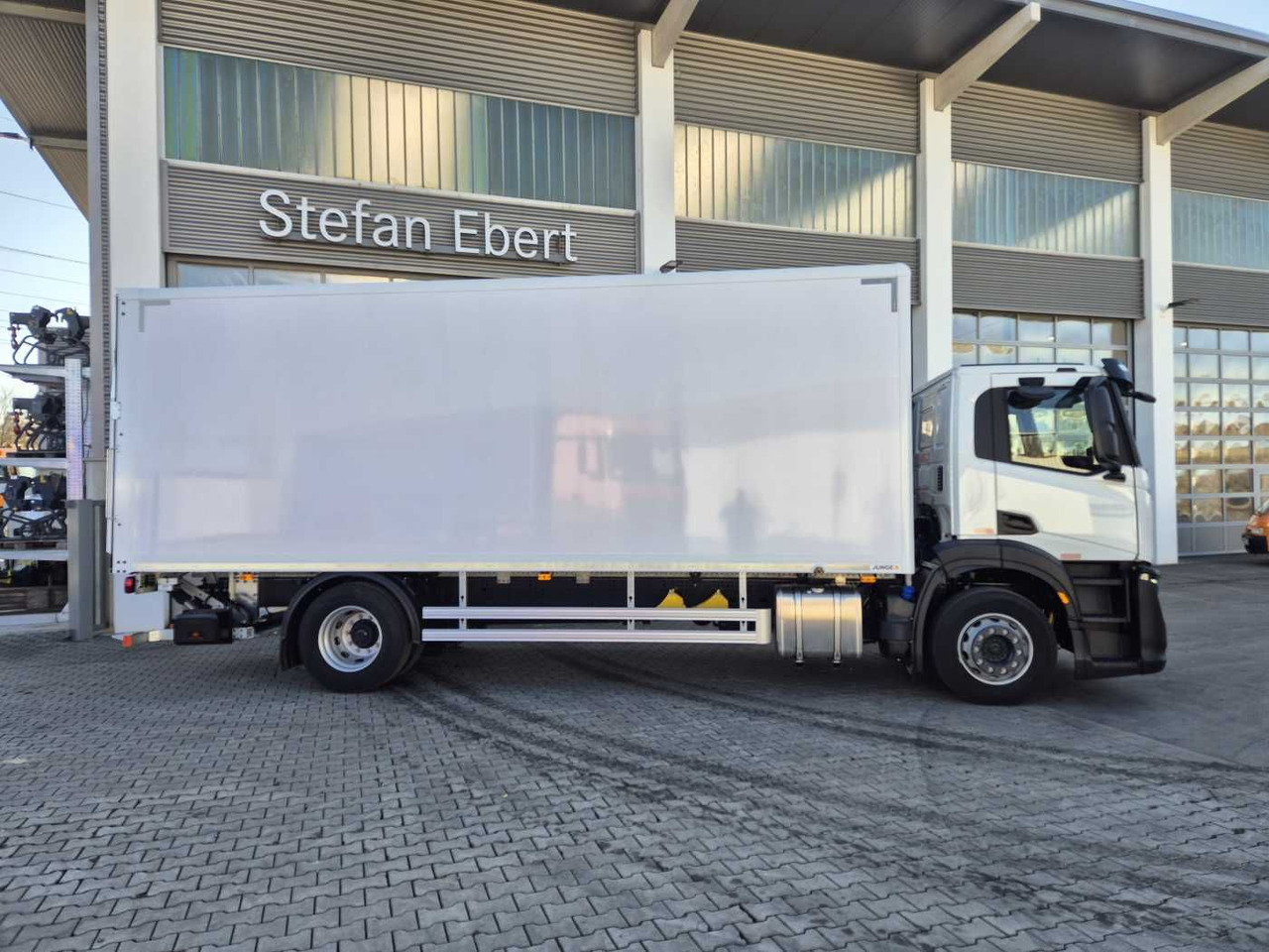 Грузовик с закрытым кузовом Iveco S-Way AD190S40/P Junge AHK LBW 2.000kg: фото 6 Грузовик с закрытым кузовом Iveco S-Way AD190S40/P Junge AHK LBW 2.000kg: фото 6