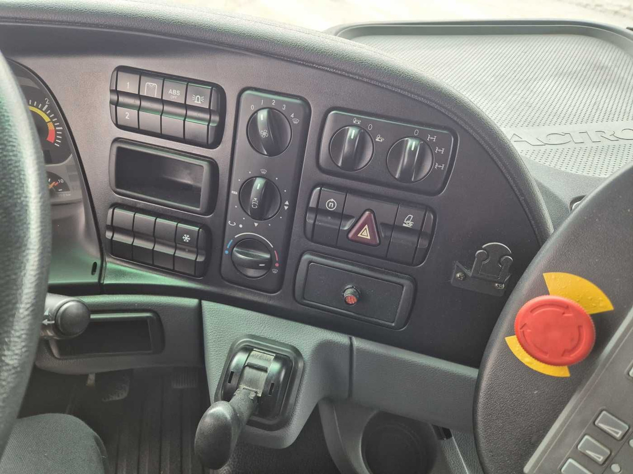 Подметально-уборочная машина Mercedes-Benz Actros 2032 A 4x4 Bucher STKF 9500 Airport 30x: фото 15