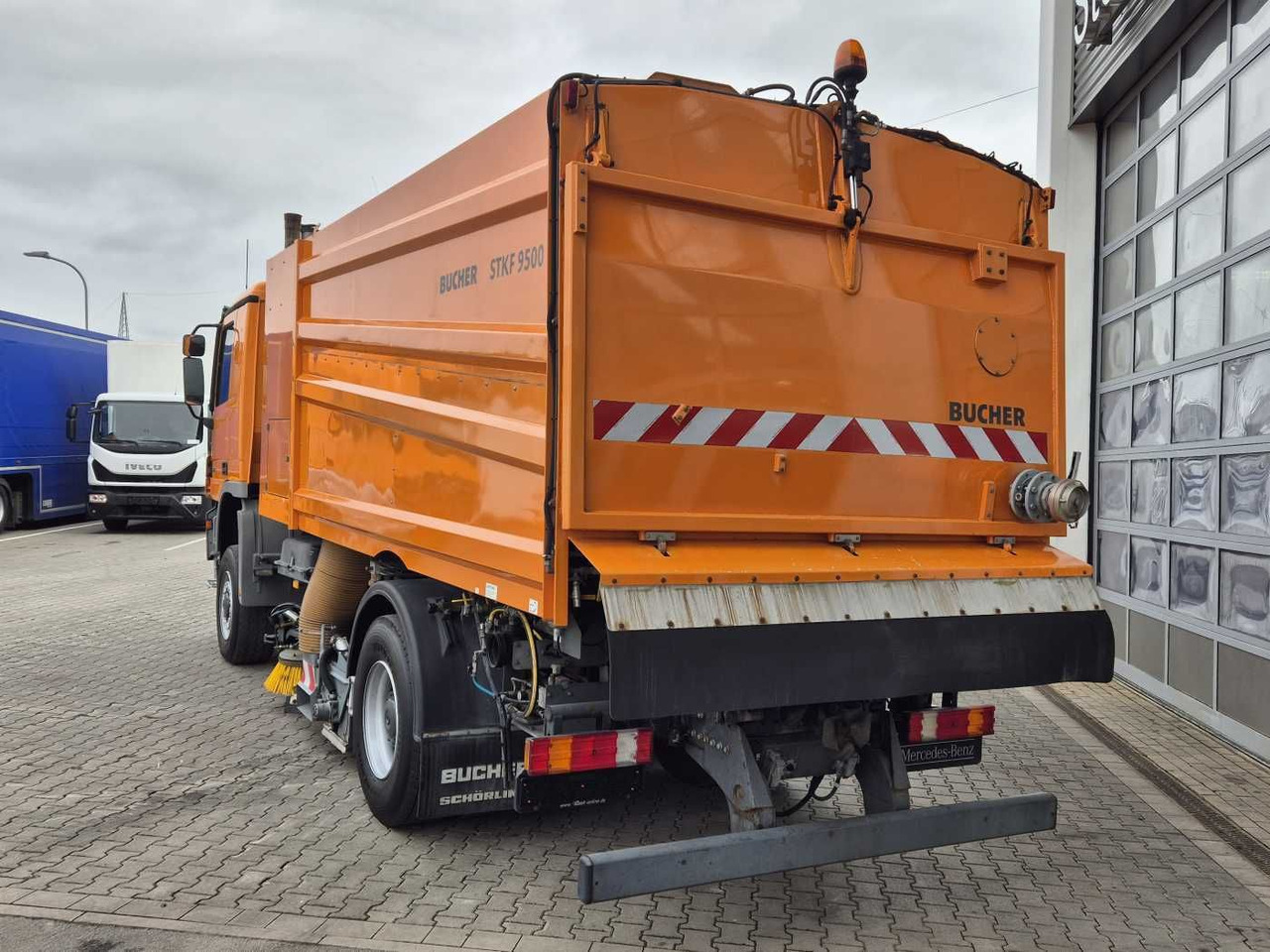 Подметально-уборочная машина Mercedes-Benz Actros 2032 A 4x4 Bucher STKF 9500 Airport 30x: фото 7 Подметально-уборочная машина Mercedes-Benz Actros 2032 A 4x4 Bucher STKF 9500 Airport 30x: фото 7