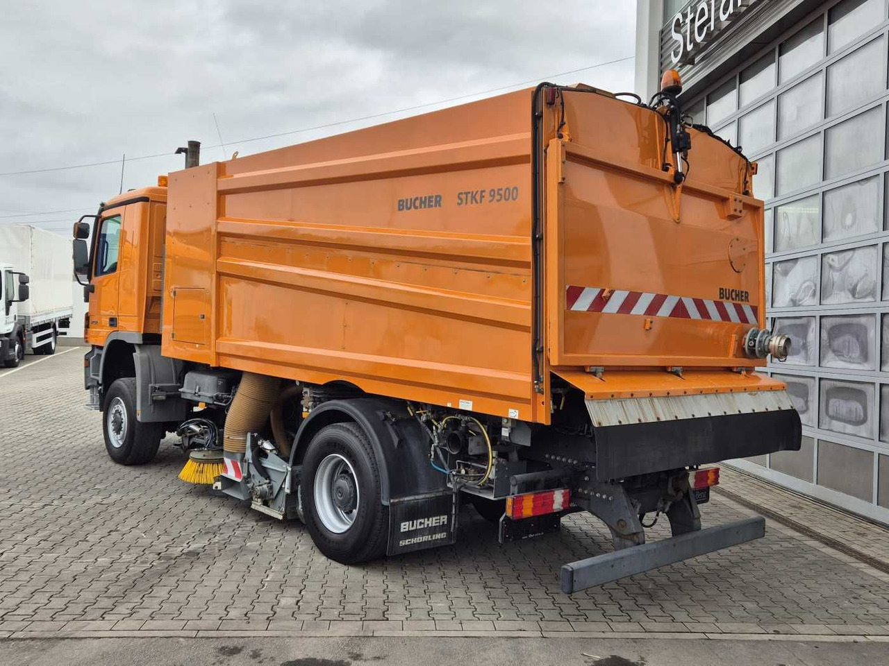 Подметально-уборочная машина Mercedes-Benz Actros 2032 A 4x4 Bucher STKF 9500 Airport 30x: фото 15 Подметально-уборочная машина Mercedes-Benz Actros 2032 A 4x4 Bucher STKF 9500 Airport 30x: фото 15