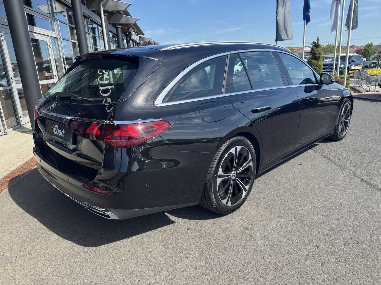 Mercedes-Benz E 220d Avantgarde+Pano+AHK+Distr+19Zoll+MBUX - Легковой автомобиль: фото 4 Mercedes-Benz E 220d Avantgarde+Pano+AHK+Distr+19Zoll+MBUX - Легковой автомобиль: фото 4