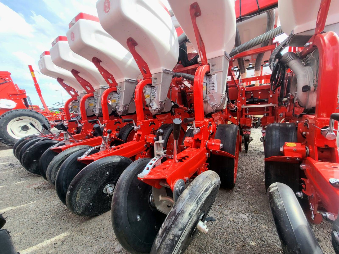 Ozdoken six-row pneumatic precision seeder, VPKT-DG6, PVC fertiliser tank - on stock - Сеялка точного высева: фото 5 Ozdoken six-row pneumatic precision seeder, VPKT-DG6, PVC fertiliser tank - on stock - Сеялка точного высева: фото 5
