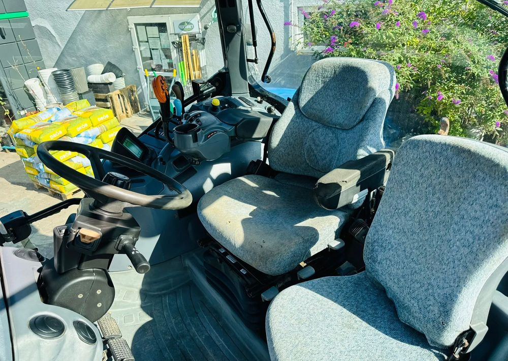 Трактор New Holland T7030: фото 12 Трактор New Holland T7030: фото 12