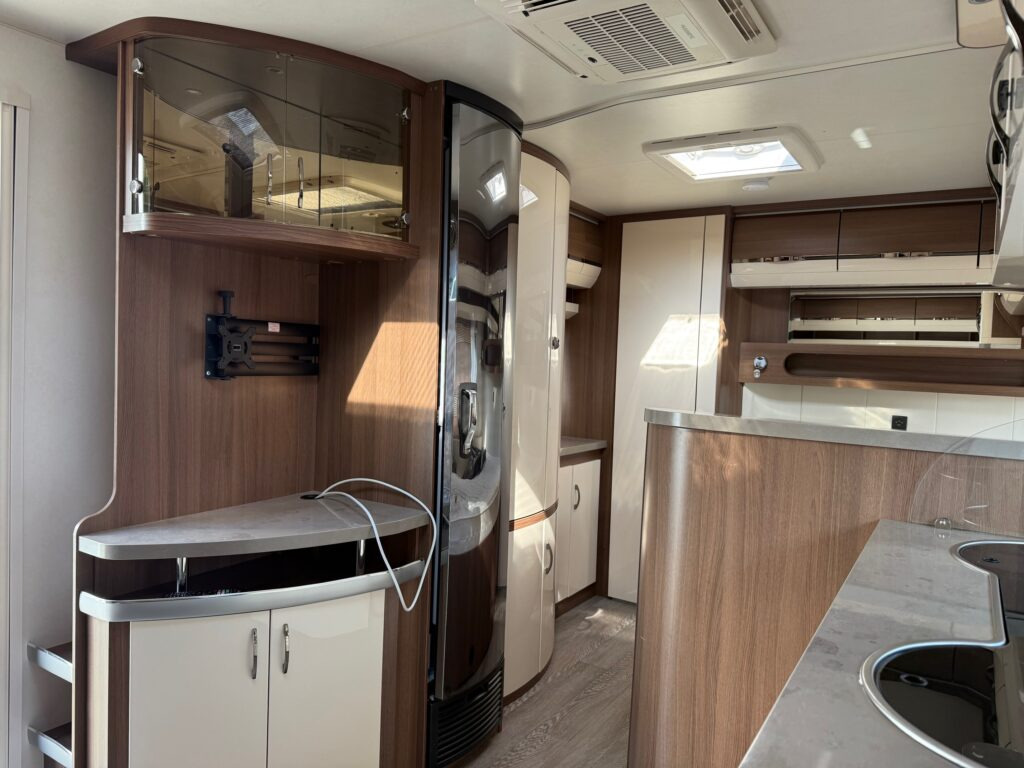 Прицеп дача Hobby 720 KWFU Prestige 2020: фото 7 Прицеп дача Hobby 720 KWFU Prestige 2020: фото 7