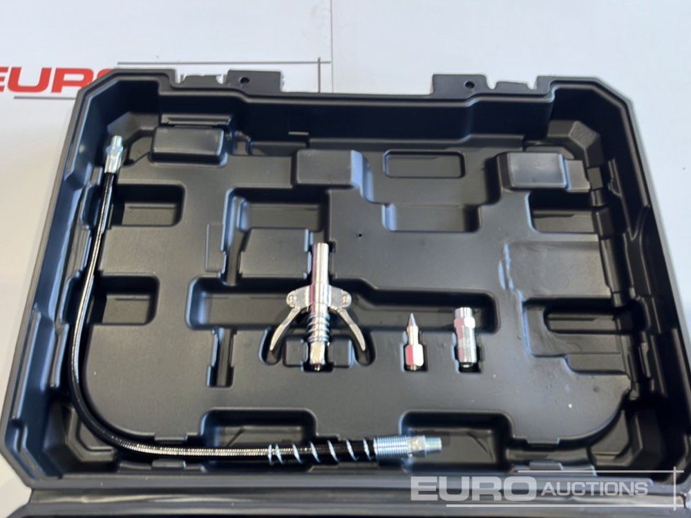 Boss 21 Volt Lithium Battery Cordless Grease Gun, 2 Batteries, Charger, Case, Shoulder Strap, Extension Pieces and Fittings - Оборудование для гаражей/ Мастерских: фото 4 Boss 21 Volt Lithium Battery Cordless Grease Gun, 2 Batteries, Charger, Case, Shoulder Strap, Extension Pieces and Fittings - Оборудование для гаражей/ Мастерских: фото 4