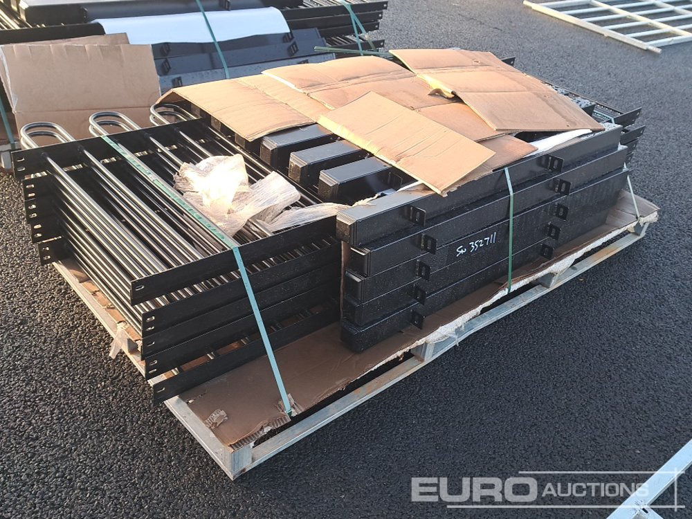 Unused 20m Bow / Round Top Powder Coated Steel Fencing, 10x2m Panels, 11 Posts - Сельскохозяйственная техника: фото 1 Unused 20m Bow / Round Top Powder Coated Steel Fencing, 10x2m Panels, 11 Posts - Сельскохозяйственная техника: фото 1