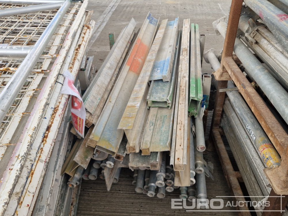 Строительное оборудование Steel Mesh Panels (5 Pallets of & 1 Stillage of), Acro Props (5 Stillages of), Kwikstage Polls (2 Stillages of), Stillge of Fittings: фото 13