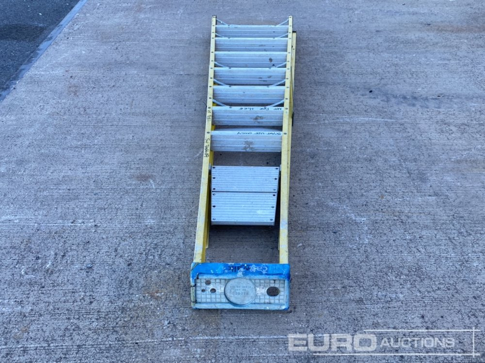 Youngman 8 Tread Fibreglass Step Ladder - Строительное оборудование: фото 4 Youngman 8 Tread Fibreglass Step Ladder - Строительное оборудование: фото 4