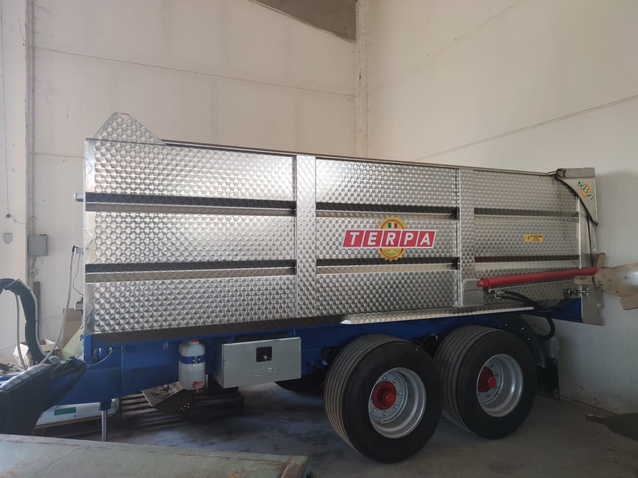 Rimorchio per vendemmia usato Terpa TT 12 HA - Сельскохозяйственный прицеп: фото 1 Rimorchio per vendemmia usato Terpa TT 12 HA - Сельскохозяйственный прицеп: фото 1