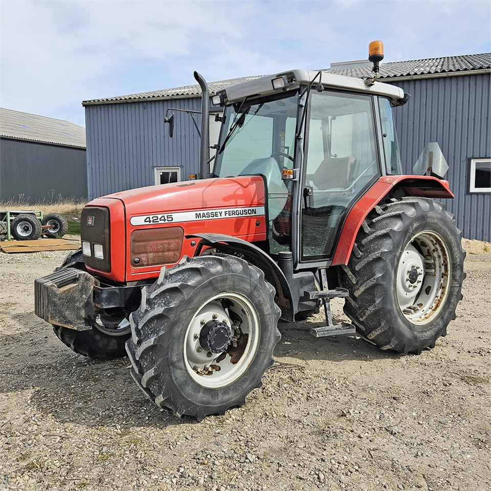 Massey Ferguson 4245 - Трактор: фото 1 Massey Ferguson 4245 - Трактор: фото 1