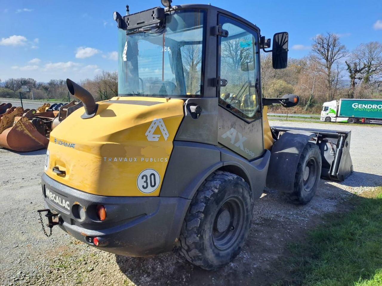 MECALAC AX1000 - Мини-погрузчик с бортовым поворотом: фото 3 MECALAC AX1000 - Мини-погрузчик с бортовым поворотом: фото 3