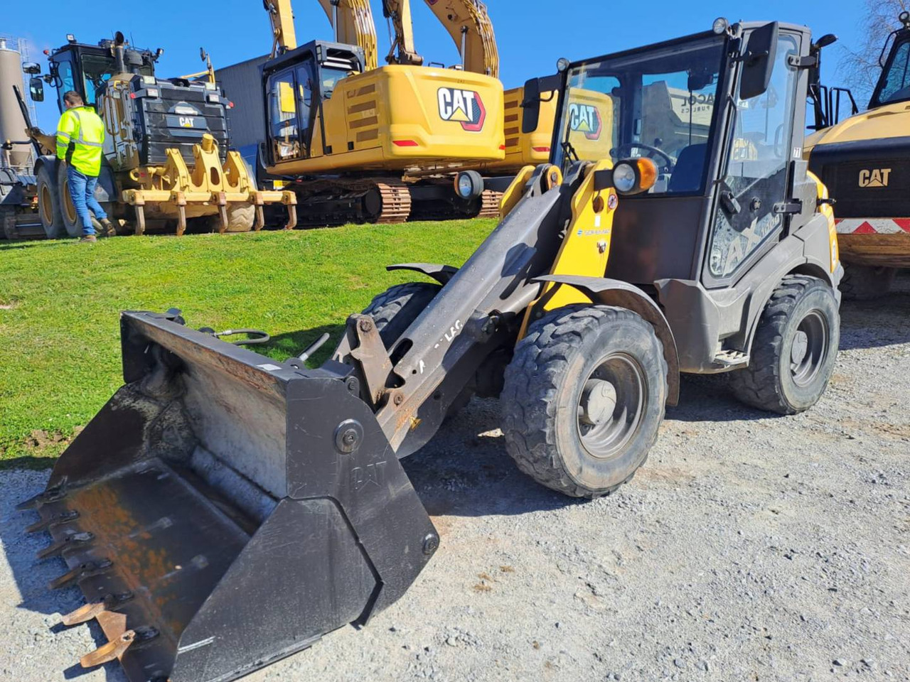 MECALAC AX1000 - Мини-погрузчик с бортовым поворотом: фото 1 MECALAC AX1000 - Мини-погрузчик с бортовым поворотом: фото 1