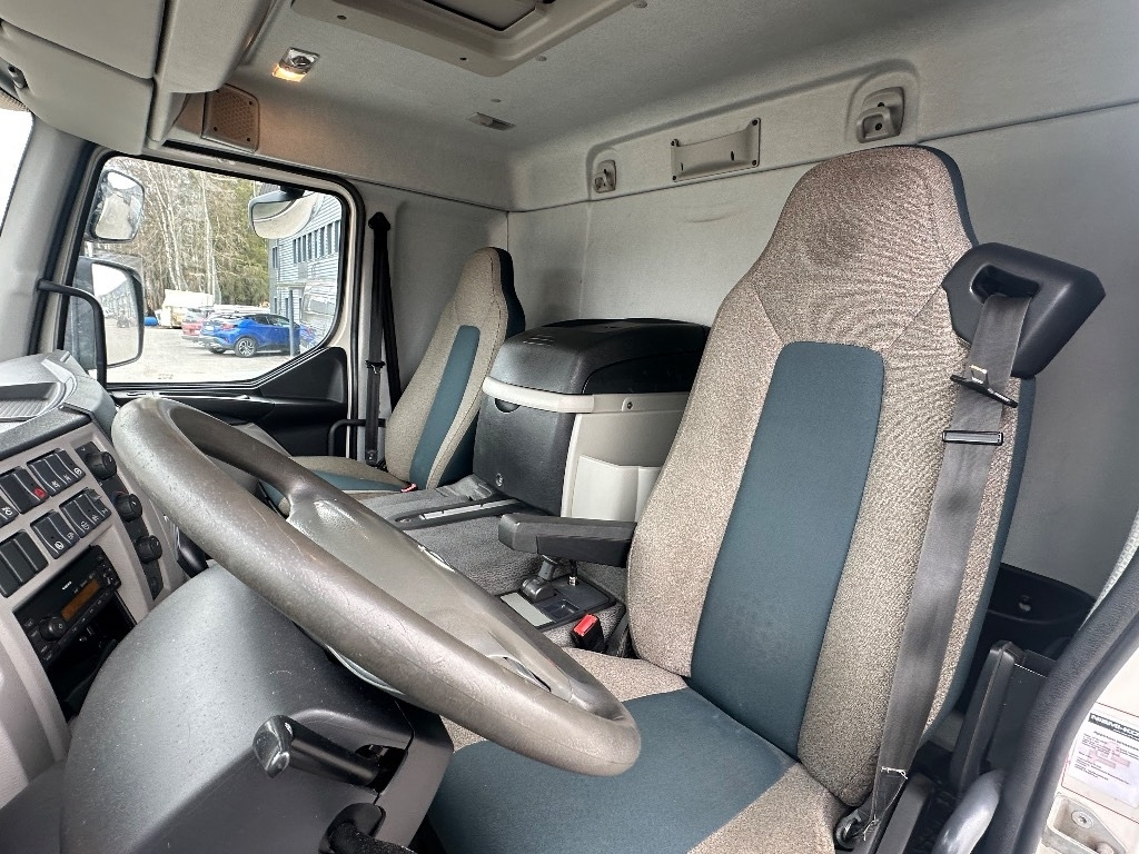 Грузовик с закрытым кузовом Volvo FE 320: фото 12
