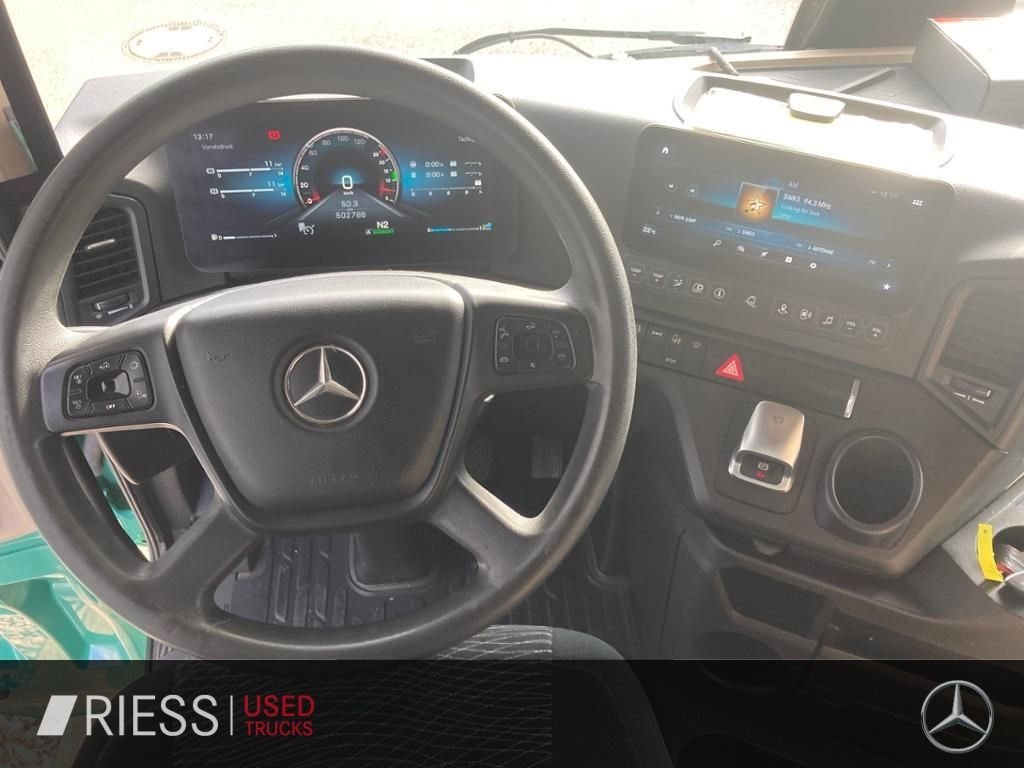 Фото интерьера 1: Тягач Mercedes-Benz 1853 LS Giga Space Alcoa Hydraulik BiXenon STH Mercedes-Benz 1853 LS Giga Space Alcoa Hydraulik BiXenon STH